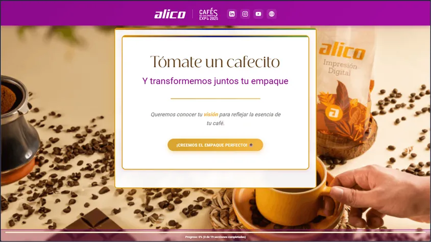 Captura de pantalla de la interfaz del formulario inicial para Cafés de Colombia Expo 2025: sobre una fotografía de fondo con granos de café y taza, la tarjeta central con la frase «Tómate un cafecito y transformemos juntos tu empaque» y el botón dorado «¡CREEMOS EL EMPAQUE PERFECTO!».